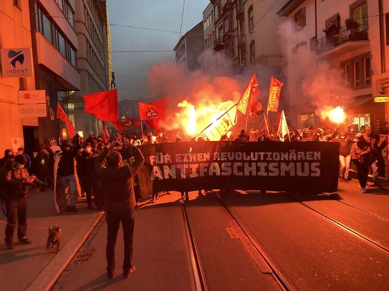 Basel’de devletin antifaşistlere dönük saldırılarına karşı binlerce kişi sokağa çıktı