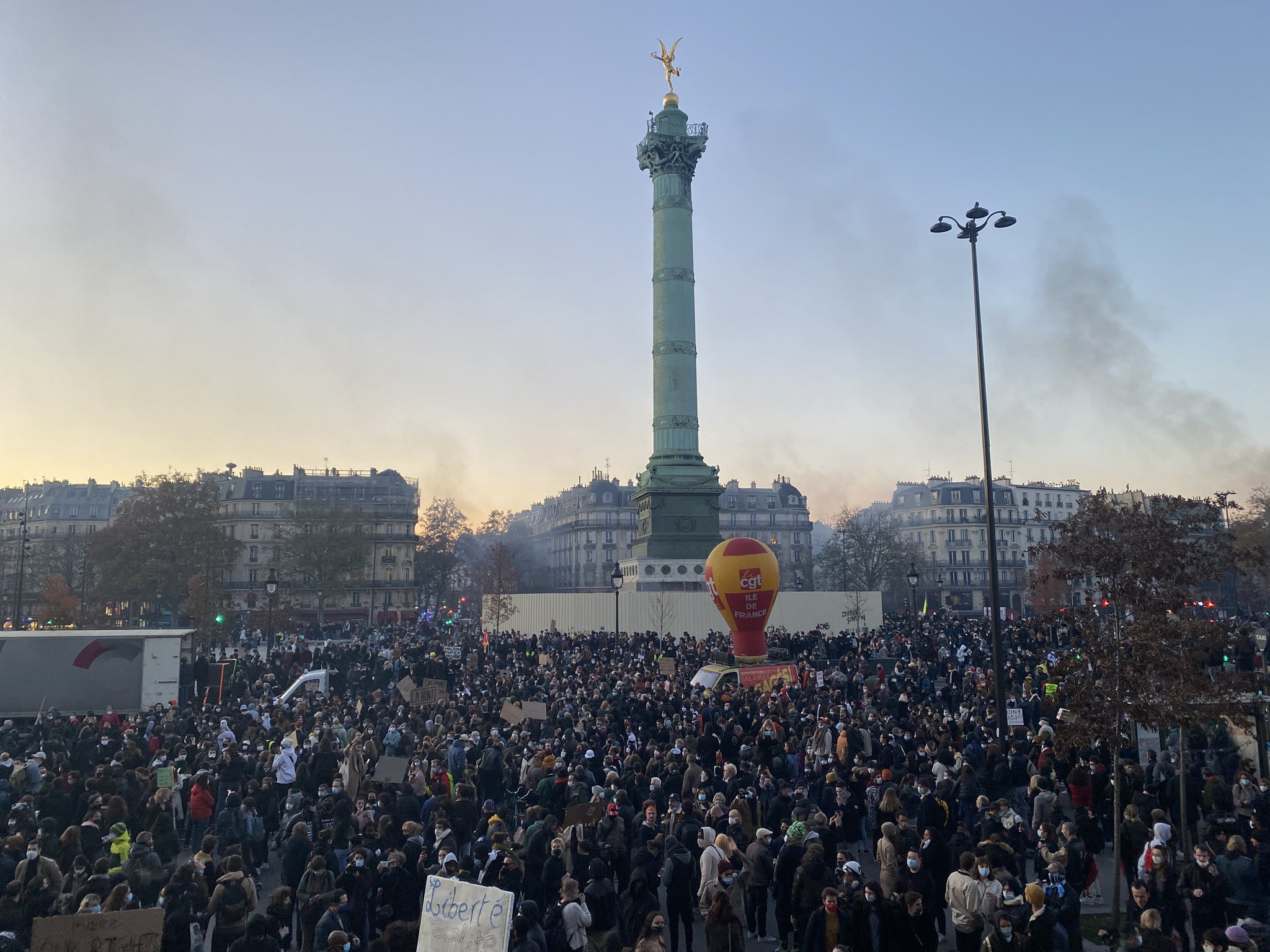 Fransa’da ‘Global Güvenlik Yasası’na karşı on binlerce kişi sokaktaydı: Herkes polisten nefret ediyor