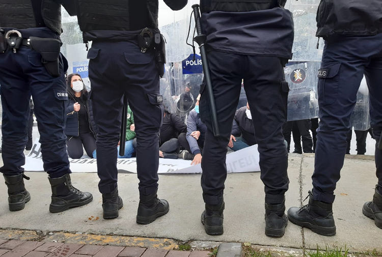 Polis alacakları için Boğaziçi Üniversitesi önünde eylem yapmak isteyen Bimeks işçilerine yine saldırdı
