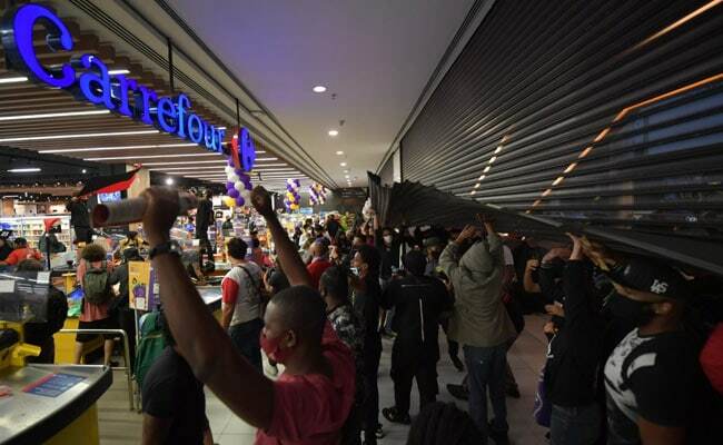 Brezilya’da Carrefour mağazası güvenlik görevlilerinin Joao Alberto Silveira Freitas isimli siyahiyi öldürmesi sonrası eylemler başladı