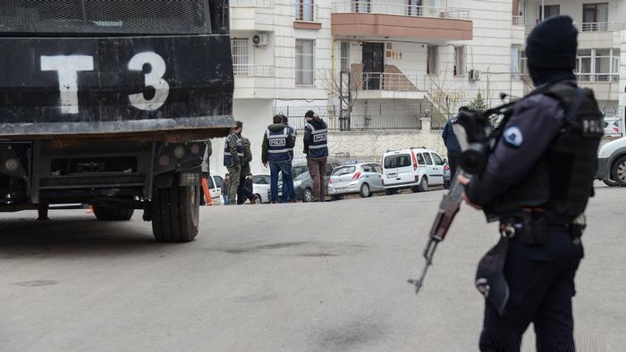 Diyarbakır’da STK temsilcileri ve avukatlara yönelik polis baskınları