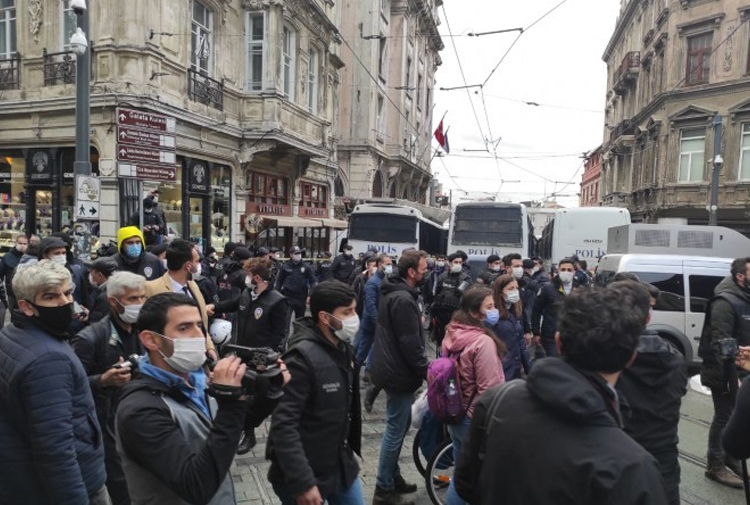 İstanbul’da Demokratik Toplum Kongresi’ne yönelik gözaltıları protesto eden HDP’lilere polis saldırdı