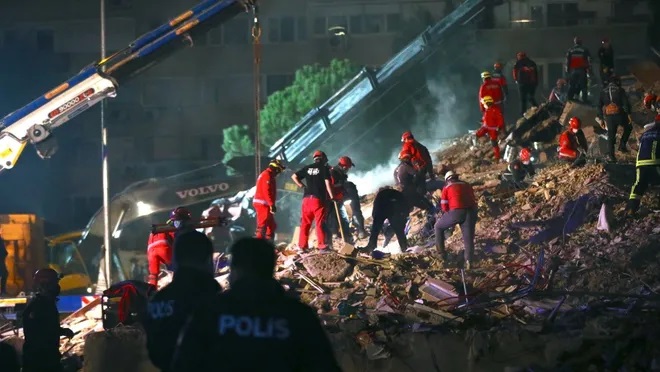 İzmir Depremi 6. Gün: Can kaybı 114’e yükseldi, iki binanın enkazında çalışma sürüyor