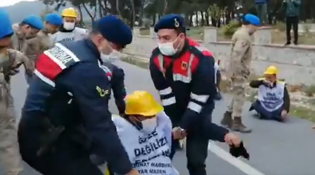 Soma’dan Ankara’ya yeniden yürüyüşe başlayan maden işçilerine jandarma saldırdı
