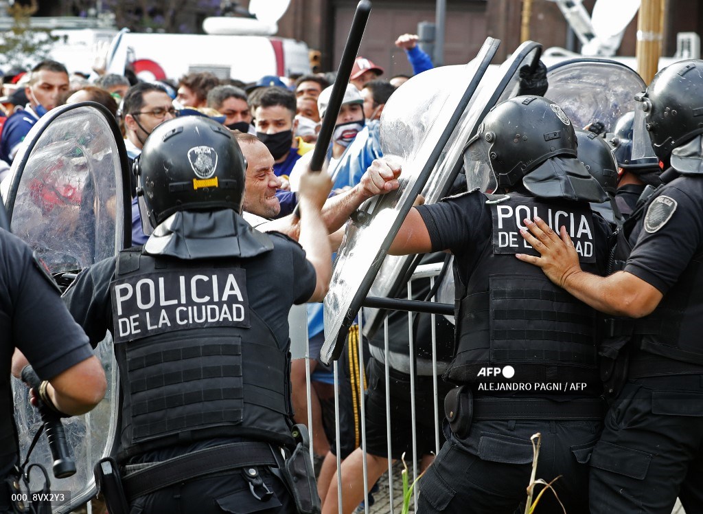 Maradona için Buenos Aires’te gerçekleştirilen anmada polis saldırısı sonrasında çatışma çıktı