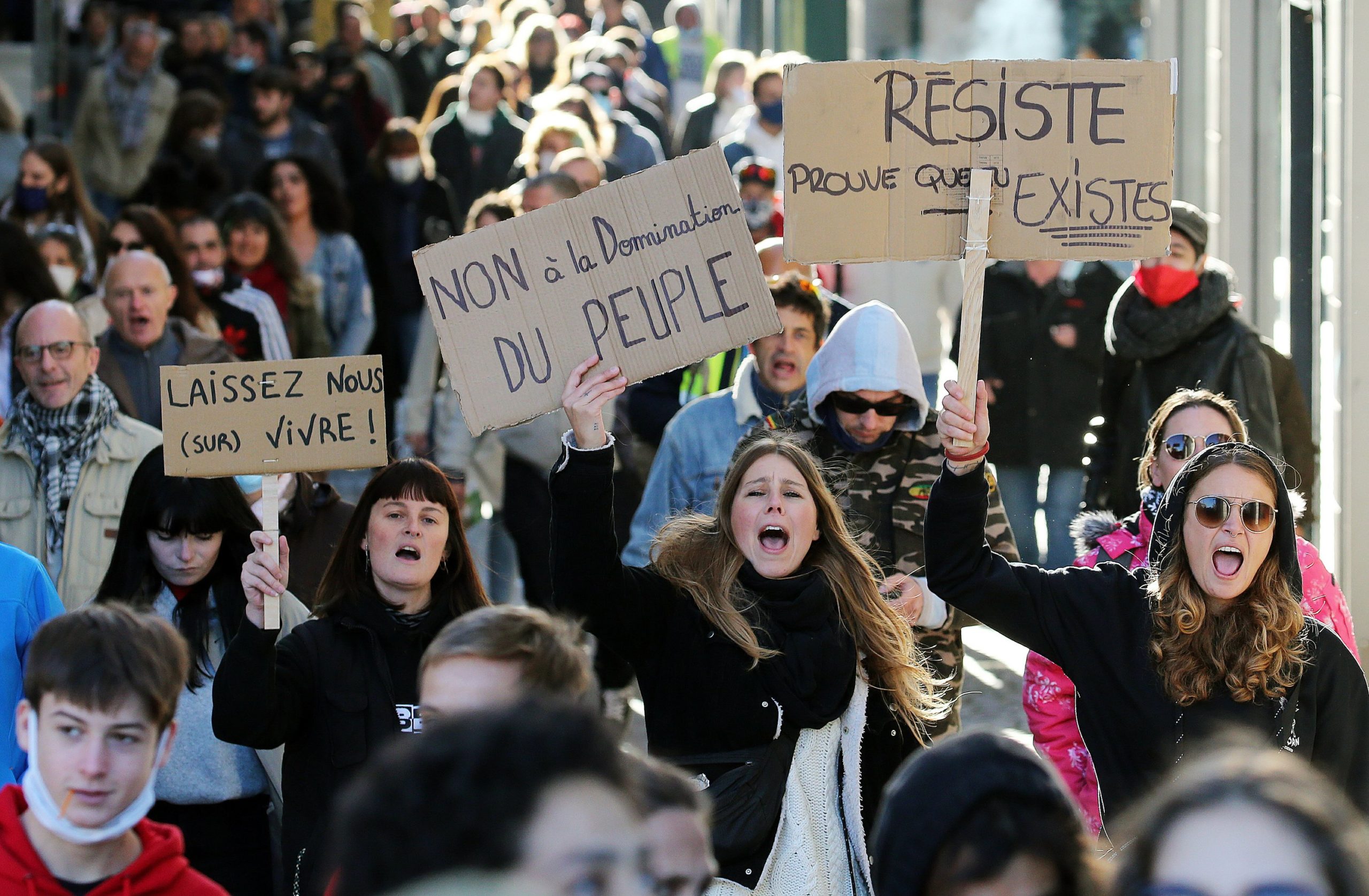 Fransa’da yeni ‘küresel güvenlik yasası’na karşı eylemlere polis saldırdı