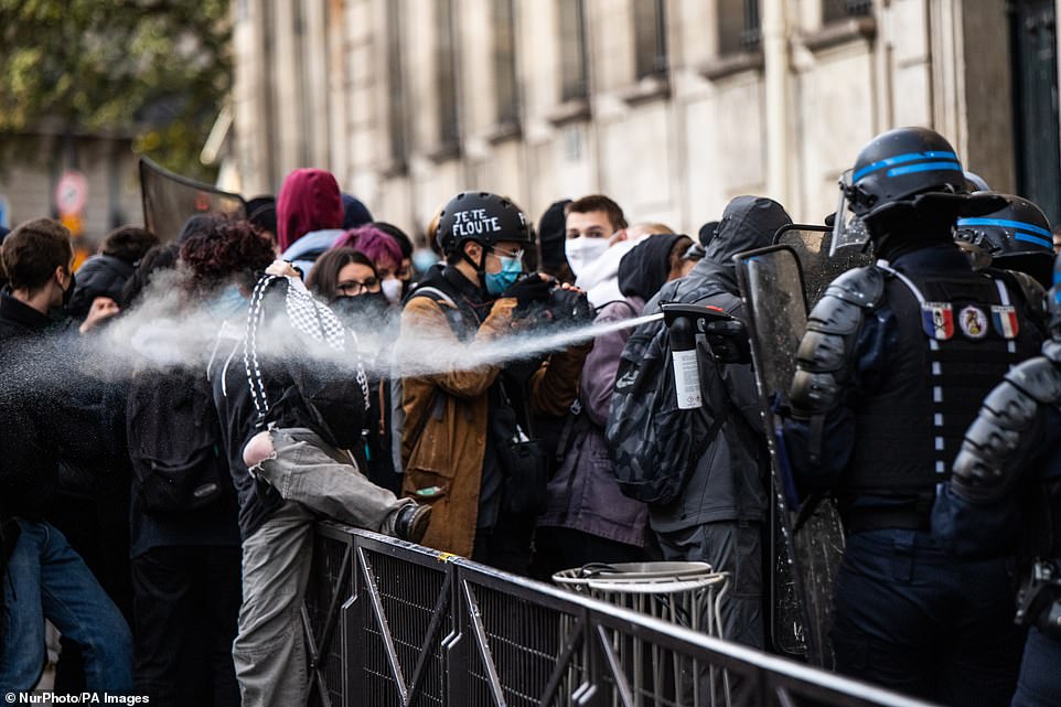 Fransa’da lise öğrencileri salgına rağmen eğitime devam edilmesine karşı okulların önünde blokaj eylemleri gerçekleştirdi