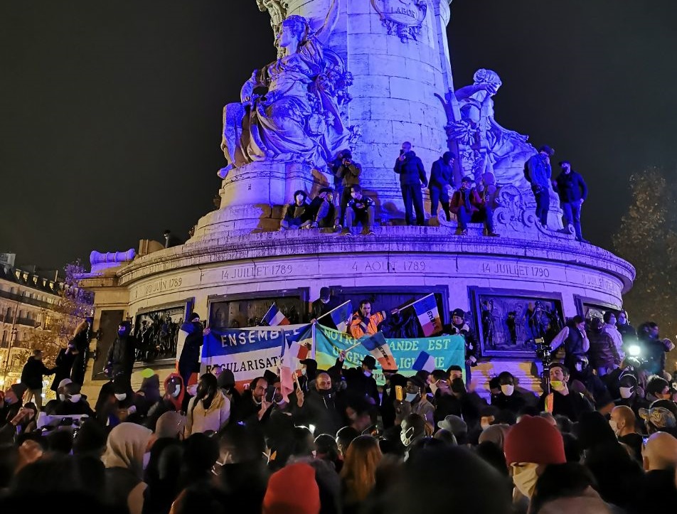 Paris’te barındıkları kamp polis saldırısıyla boşaltılan mültecilerle dayanışmak için binlerce kişi Republique Meydanı’nı doldurdu