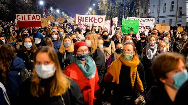 Polonya’da Anayasa Mahkemesi’nin kürtajı sınırlayan kararına karşı eylemler büyüyerek sürüyor
