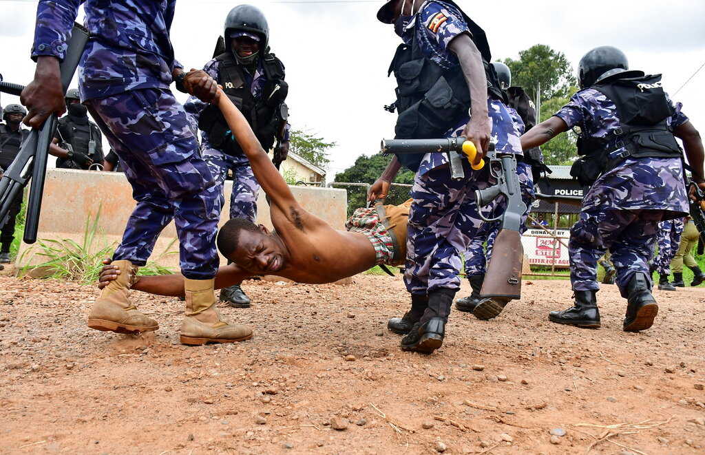 Uganda’da Cumhurbaşkanı adayı Bobi Wine’ın tutuklanmasının ardından başlayan eylemlerde 16 kişi yaşamını yitirdi