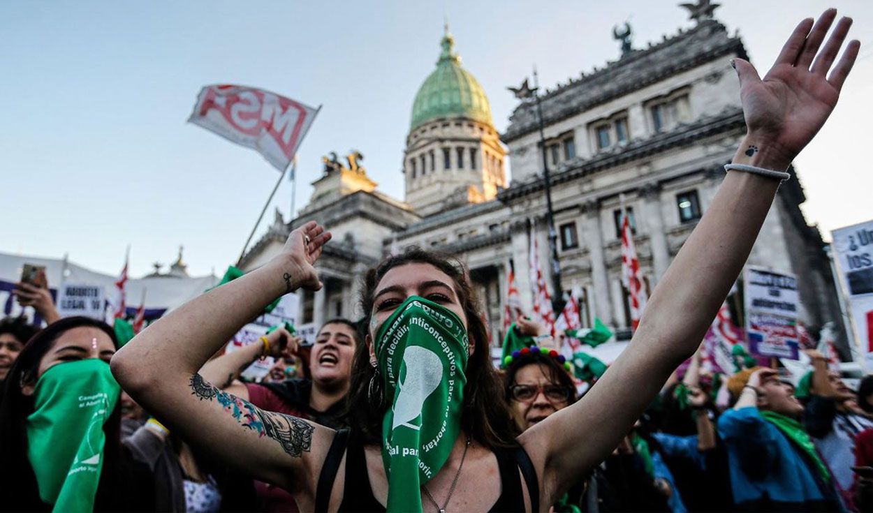 Arjantin’de kürtaj hakkını tanıyan yasa görüşülürken on binlerce kadın senato binası önünde eylemde