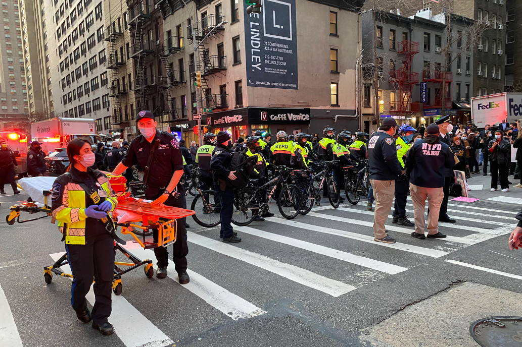 New York’ta “Siyahların Hayatı Değerlidir” eylemi sırasında bir kişinin aracını eylemcilerin üstüne sürmesi sonucu en az 7 kişi yaralandı