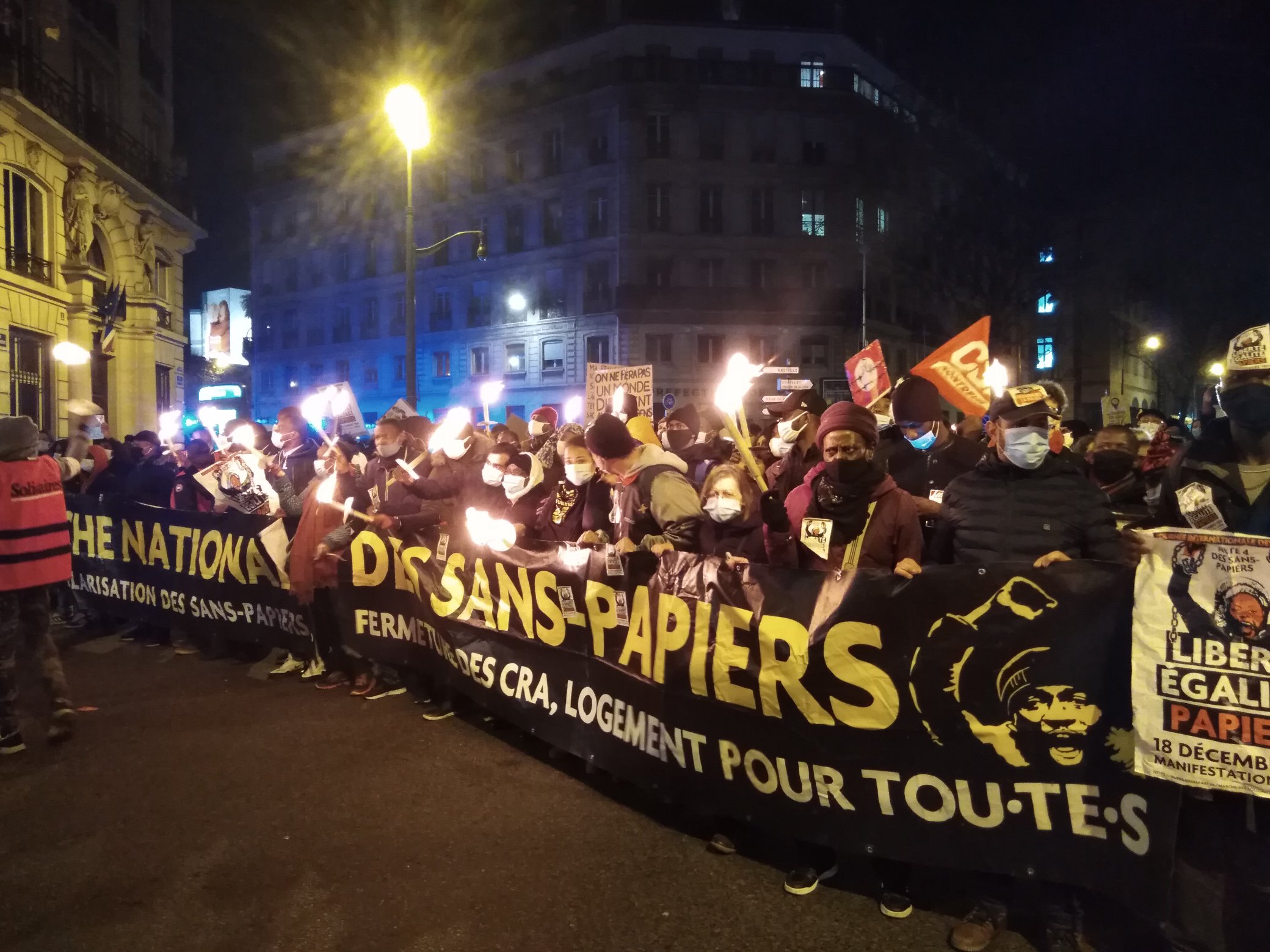 Kağıtsız göçmenler Uluslararası Göçmenler Günü’nde Fransa’nın bir çok kentinde eylemler gerçekleştirdi