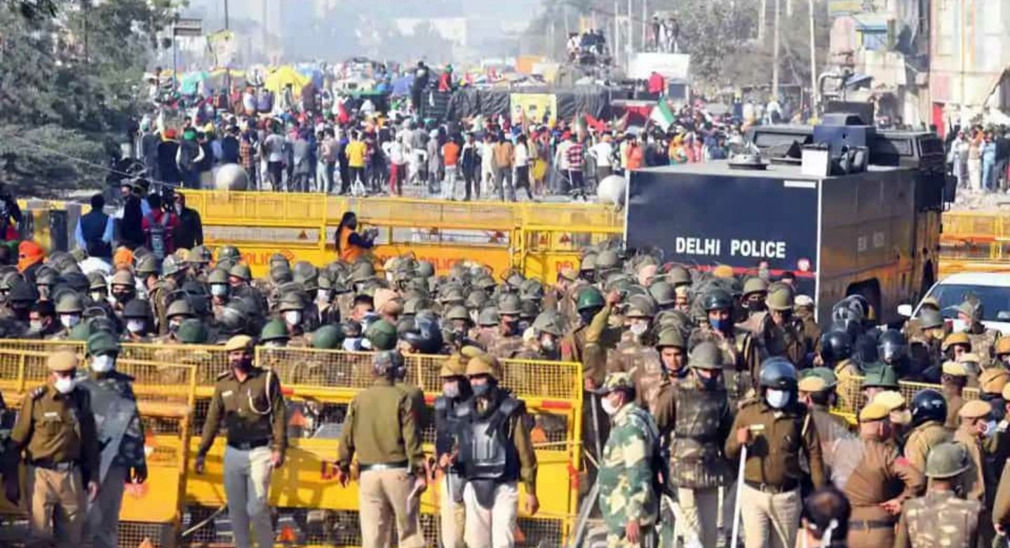 Hindistan’da çiftçilerin eylemi sürüyor: Binlerce çiftçi Delhi’nin güneyindeki Nodia girişini bloke ediyor