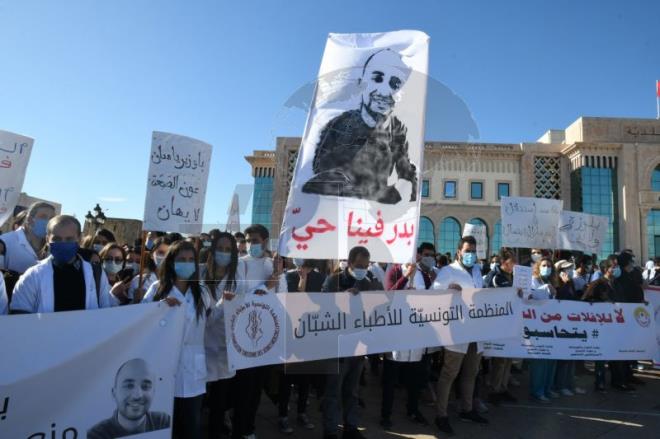 Tunus’ta genç doktorun iş cinayetine kurban gitmesinin ardından binlerce sağlık çalışanı grevde