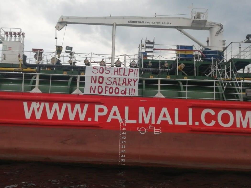 İflas eden şirkete ait 6 gemide mahsur kalan ve paralarını alamayan denizciler 7 aydır Zeytinburnu açıklarında bekletiliyor