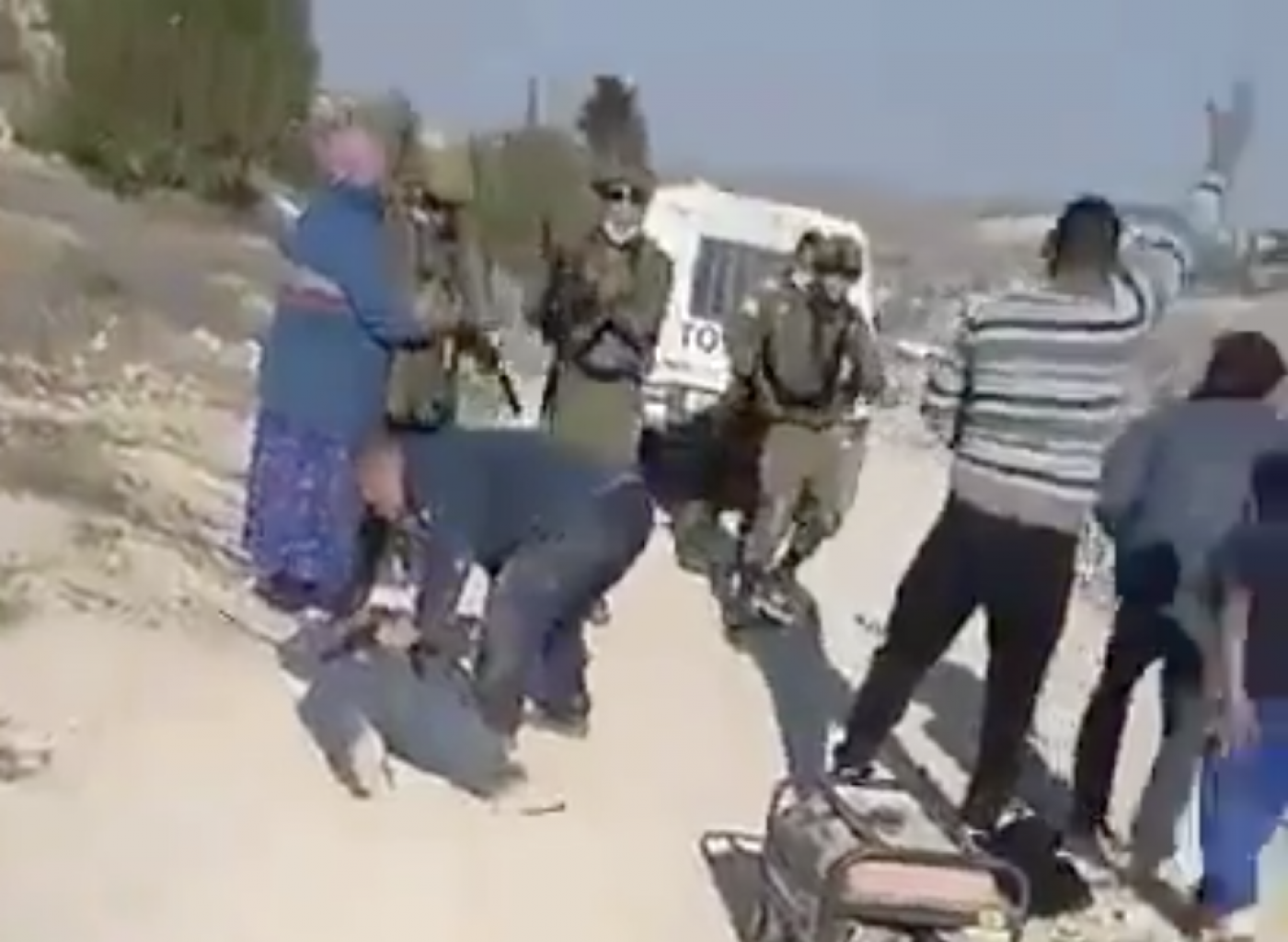 İsrail askerleri elektrik jeneratörüne el konulmasını engellemeye çalışan Filistinli genci boynundan vurdu