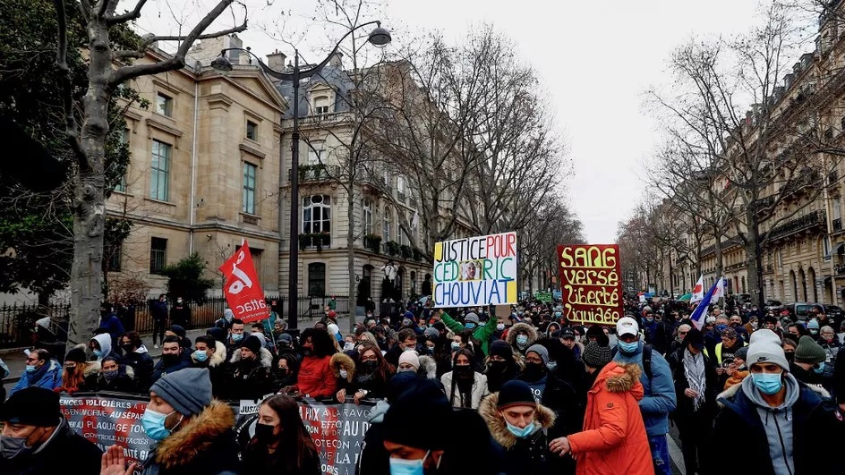 Paris’te geçen sene polis tarafından boğularak öldürülen Cedric Chouviat için adalet talebiyle eylem gerçekleştirildi