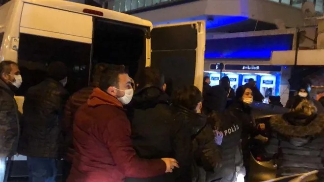 Kadınlar Gülistan Doku’nun akıbetini sormak için bir çok kentte sokaktaydı: Ankara’daki eyleme polis saldırdı