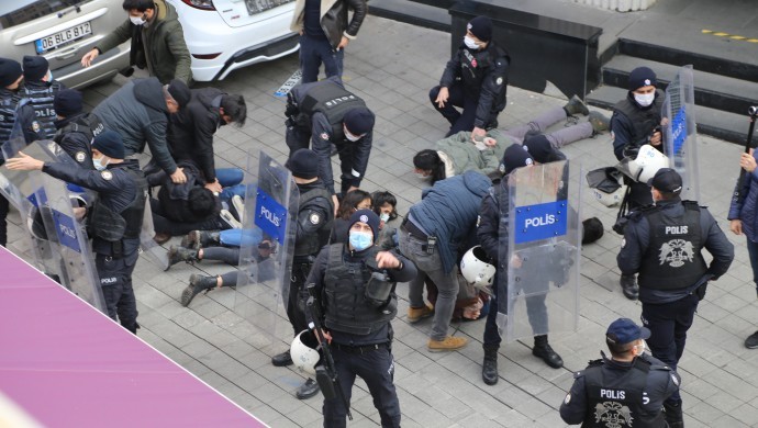 Üniversitelere rektör atamalarına karşı eylemler 5. gününde: Boğaziçi Üniversitesi’ndeki eyleme yüzlerce öğrenci katıldı, Ankara’daki eylemlere polis saldırdı