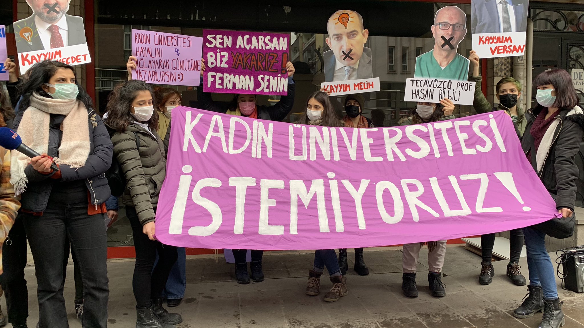 Ankara’da üniversiteli kadınlar hükümetin “Kadın Üniversiteleri” kurma planına karşı eylem gerçekleştirdi