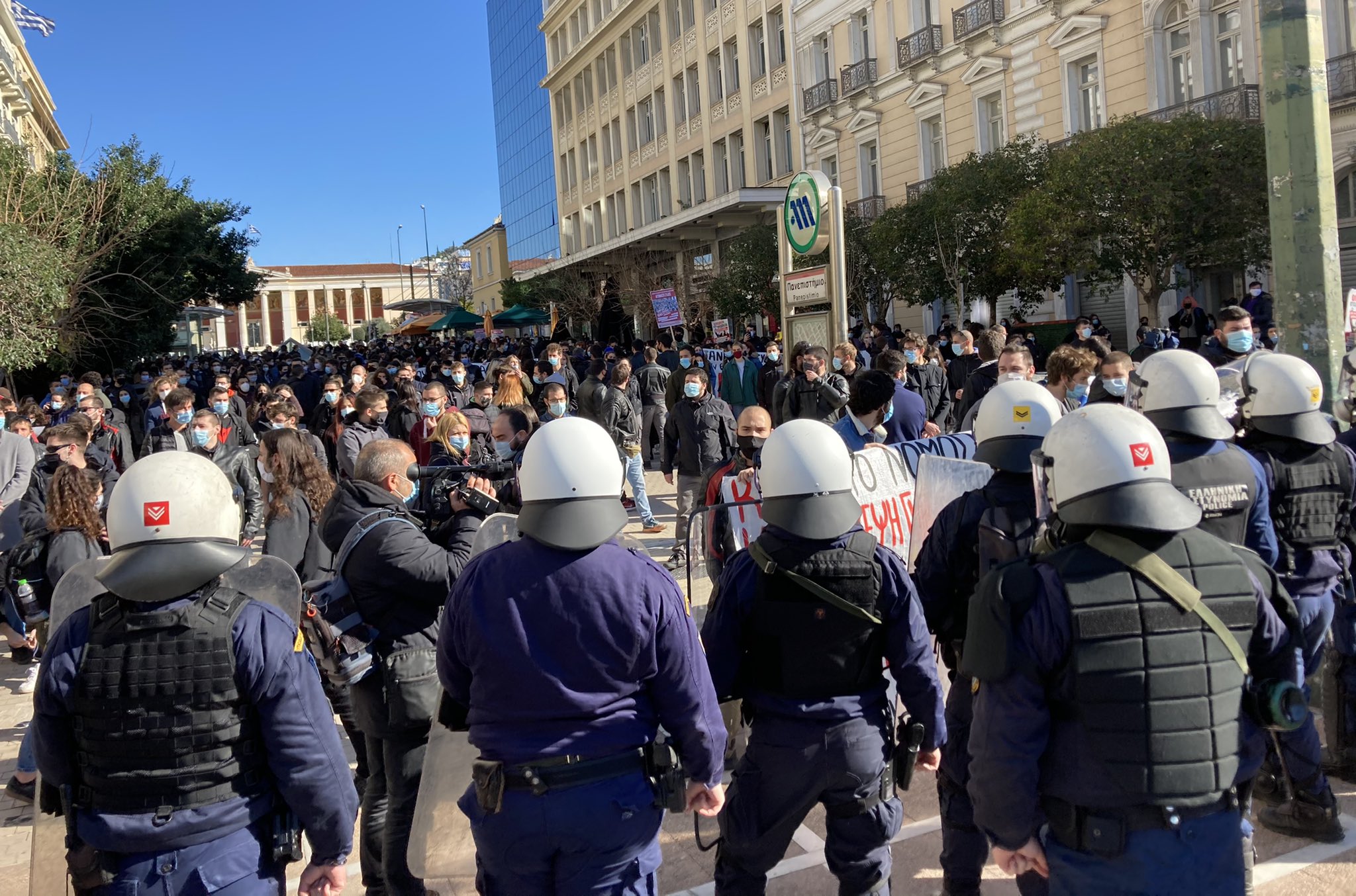 Yunanistan’da hükümetin, üniversitelere polis konuşlandırma ve kampüslere girişleri sınırlandırma planına karşı öğrenciler sokağa döküldü