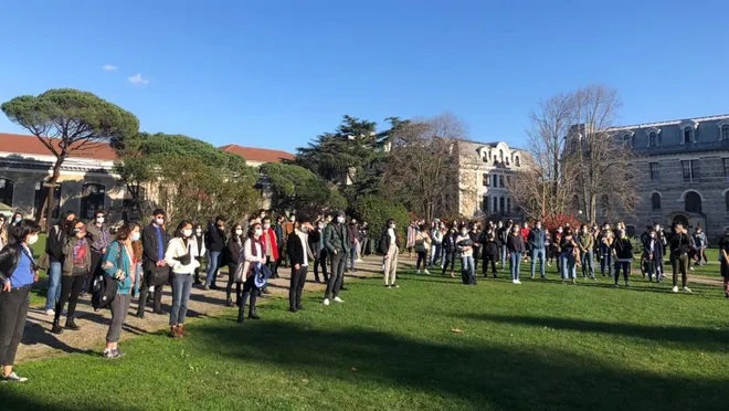 Boğaziçi Üniversitesi öğrencileri ve öğretim görevlilerinden eylem: Gözaltılar serbest bırakılsın