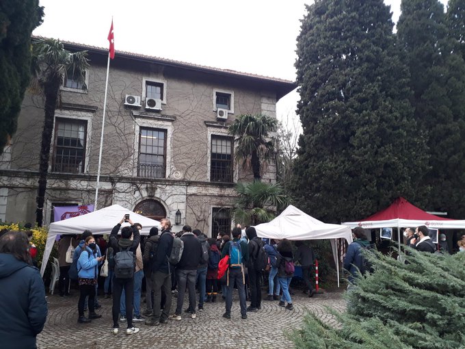 Boğaziçi Üniversitesi öğrencilerinin nöbet çadırına ÖGB saldırdı: Saldırıya direnen öğrenciler kırılan çadırı tekrar kurdu