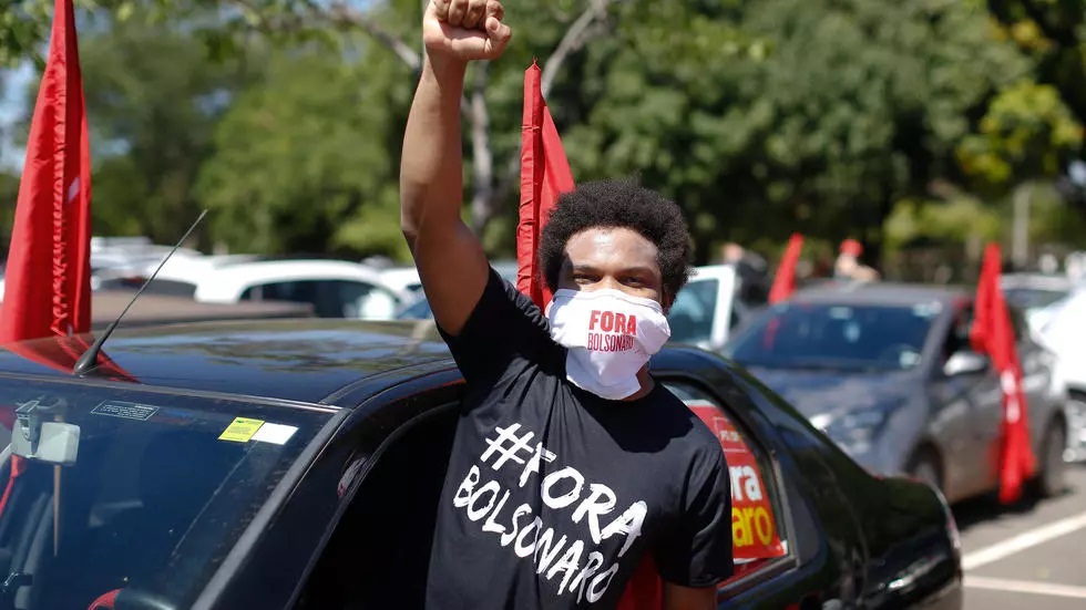 Brezilya’da hükümetin salgın boyunca izlediği politikalara karşı binlerce kişi sokağa çıktı: Bolsonaro defol!