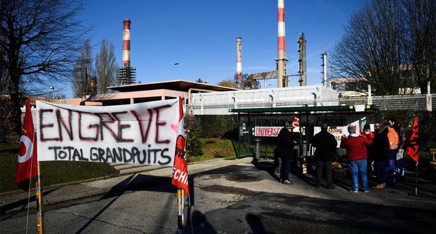 Fransa’da Grandpuits rafinerisinin kapatılma planına karşı işçiler grevde