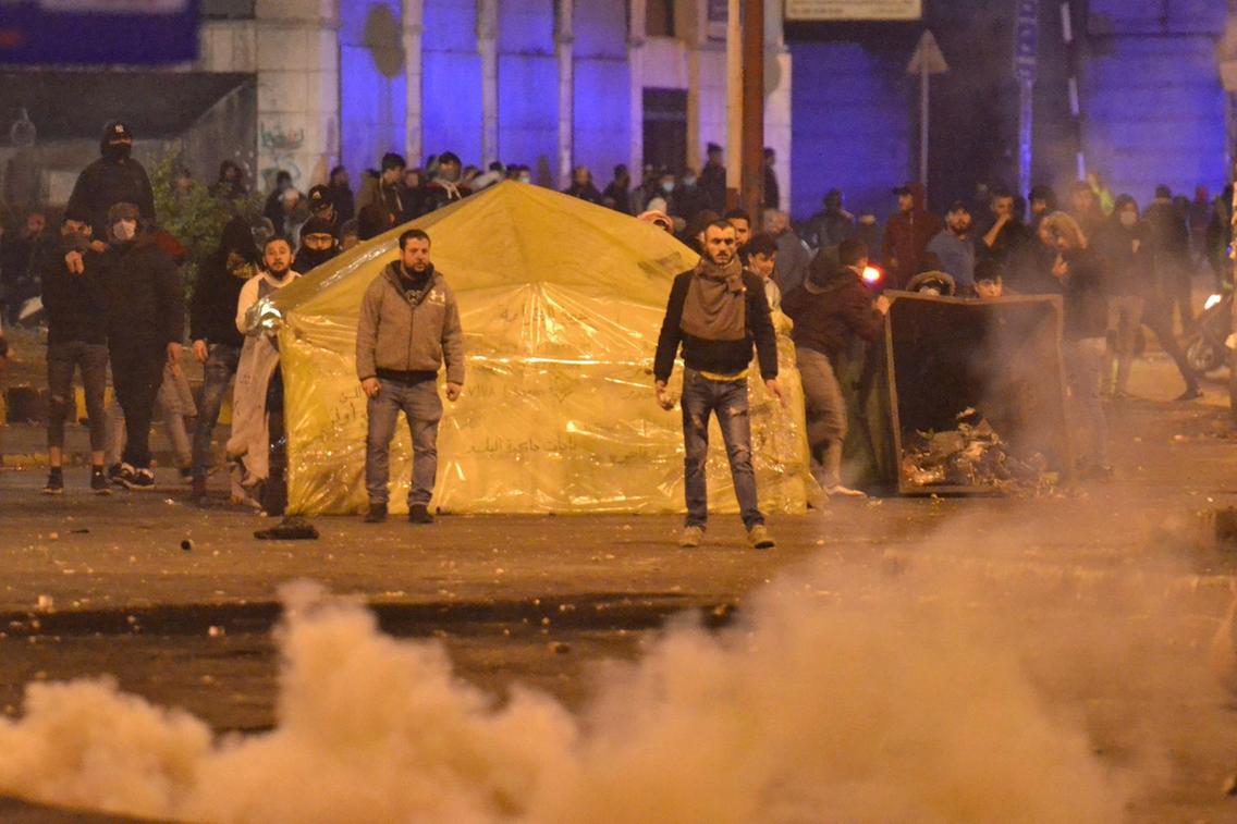 Lübnan’da derinleşen ekonomik krize ve OHAL’e karşı sokağa çıkanlara polis saldırdı