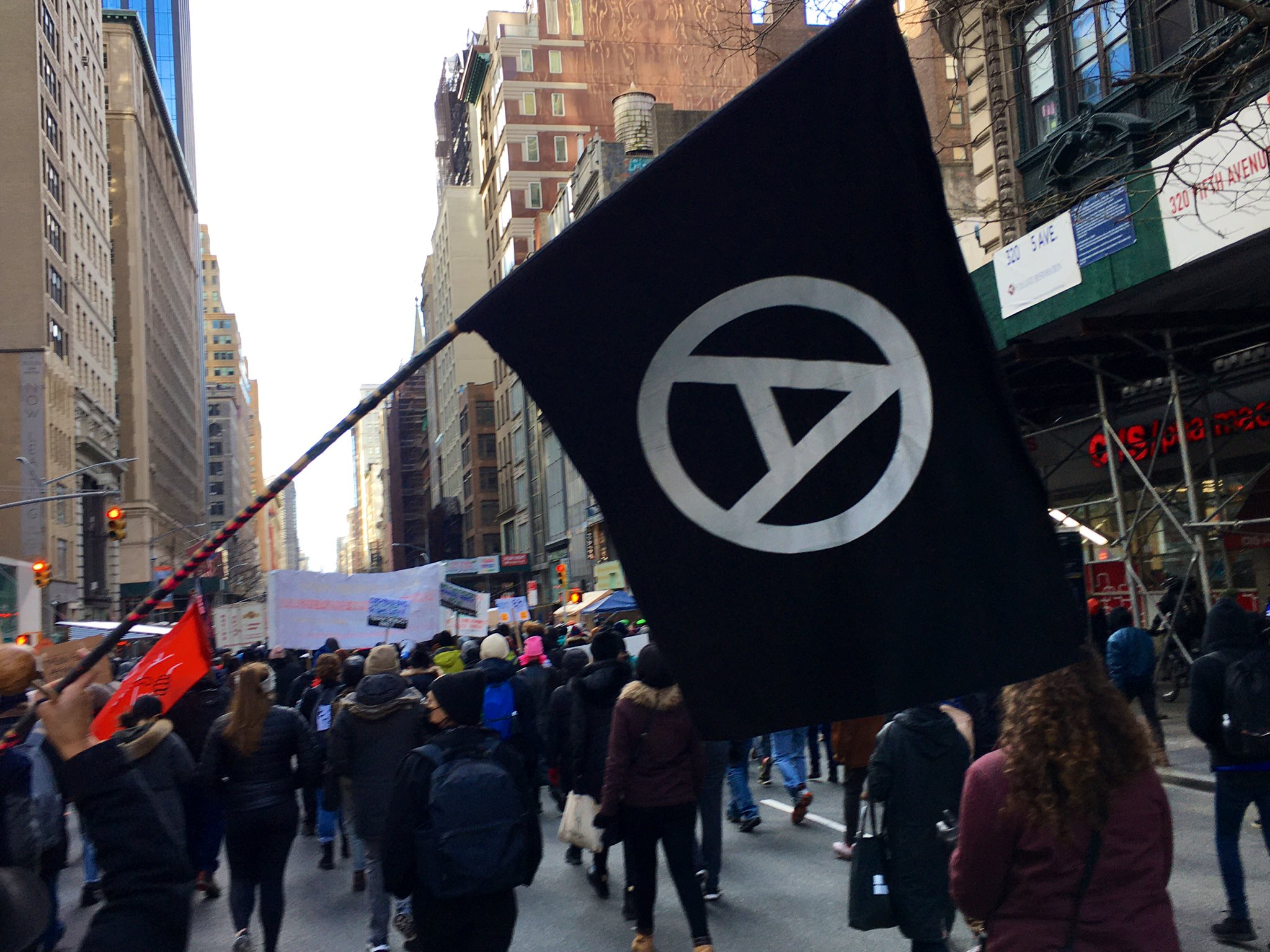 New York’ta faşistlerin eylem yapacağı haberi üzerine düzenlenen anti-faşist yürüyüşe yüzlerce kişi katıldı