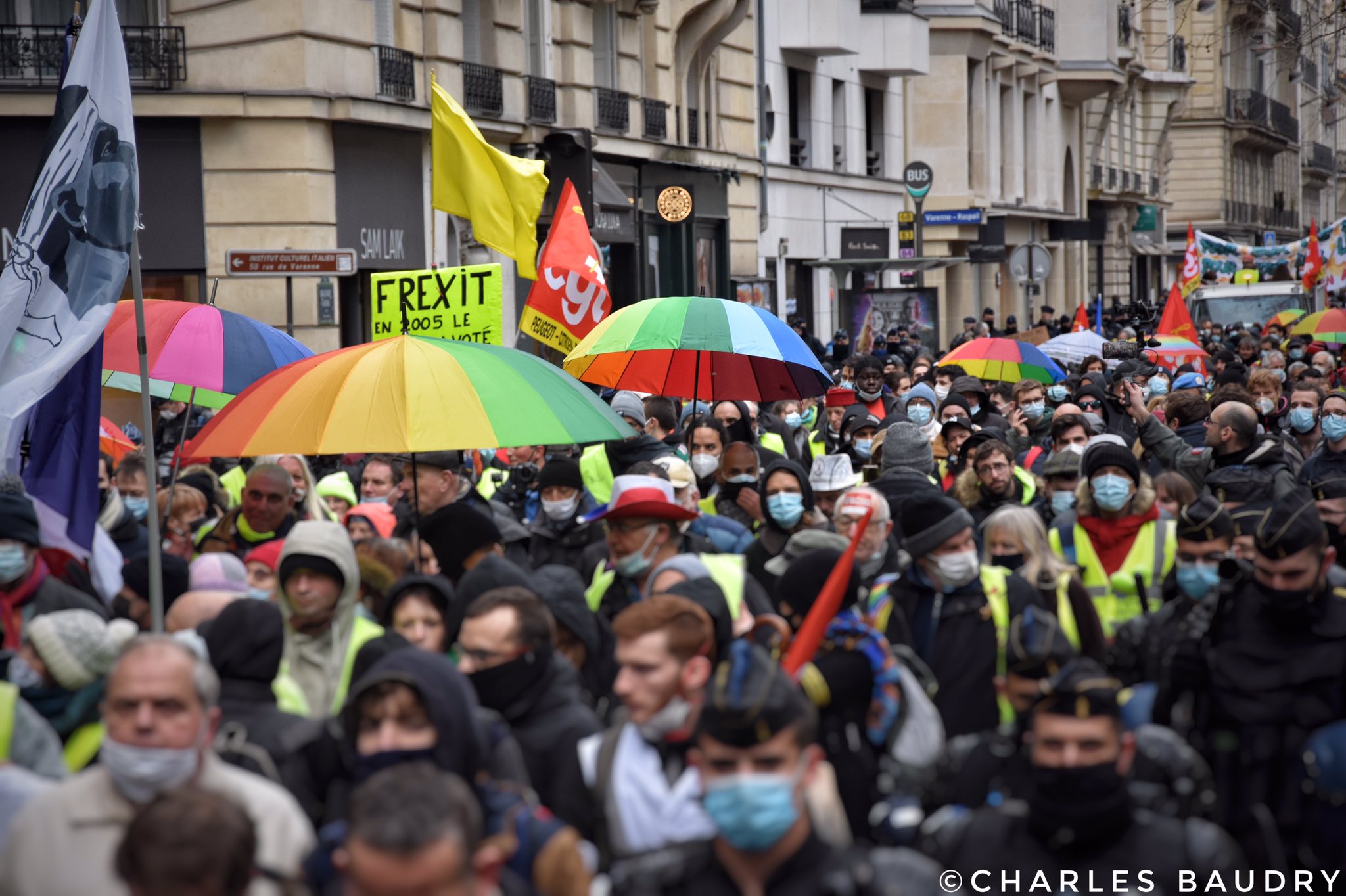 Paris’te binlerce kişi işten çıkarmalara karşı sokağa çıktı