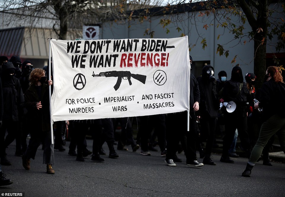 Joe Biden’ın başkanlık görevine başladığı ABD’de anti faşistler sokağa çıktı: Biden’ı istemiyoruz, intikam istiyoruz!