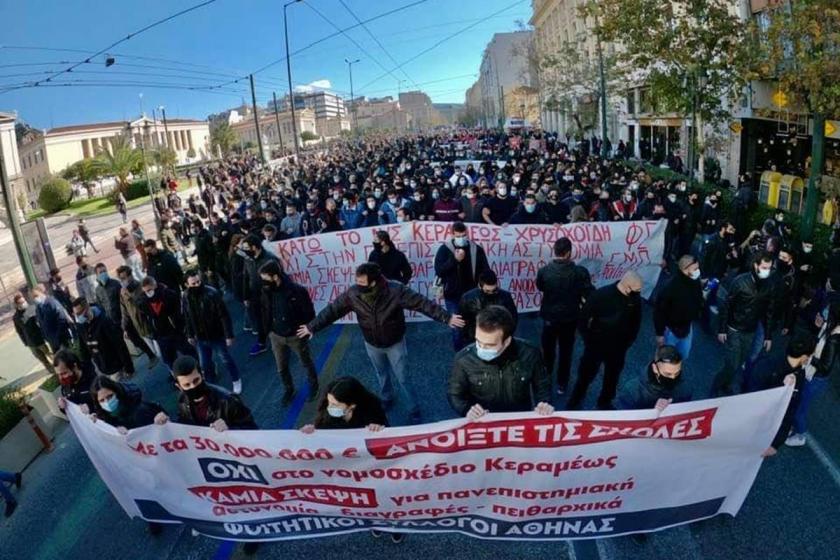 Yunanistan’da hükümetin üniversitelere polis konuşlandırma ve kampüslere girişleri sınırlandırma planına karşı eylemler sürüyor