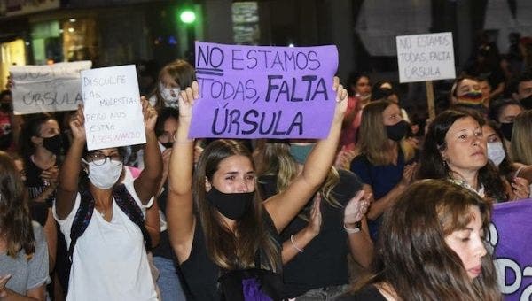Arjantin’de kadınlar polisin koruduğu erkek tarafından öldürülen Ursula Bahillo için sokakta: Hepimiz burada değiliz, Ursula kayıp