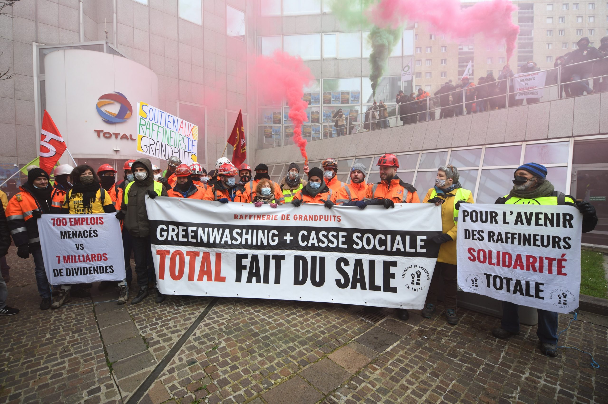 Fransa’da Grandpuits rafinerisinin kapatılma planına karşı grevde olan işçiler Total binasında eylem yaptı: Total pislik yapıyor