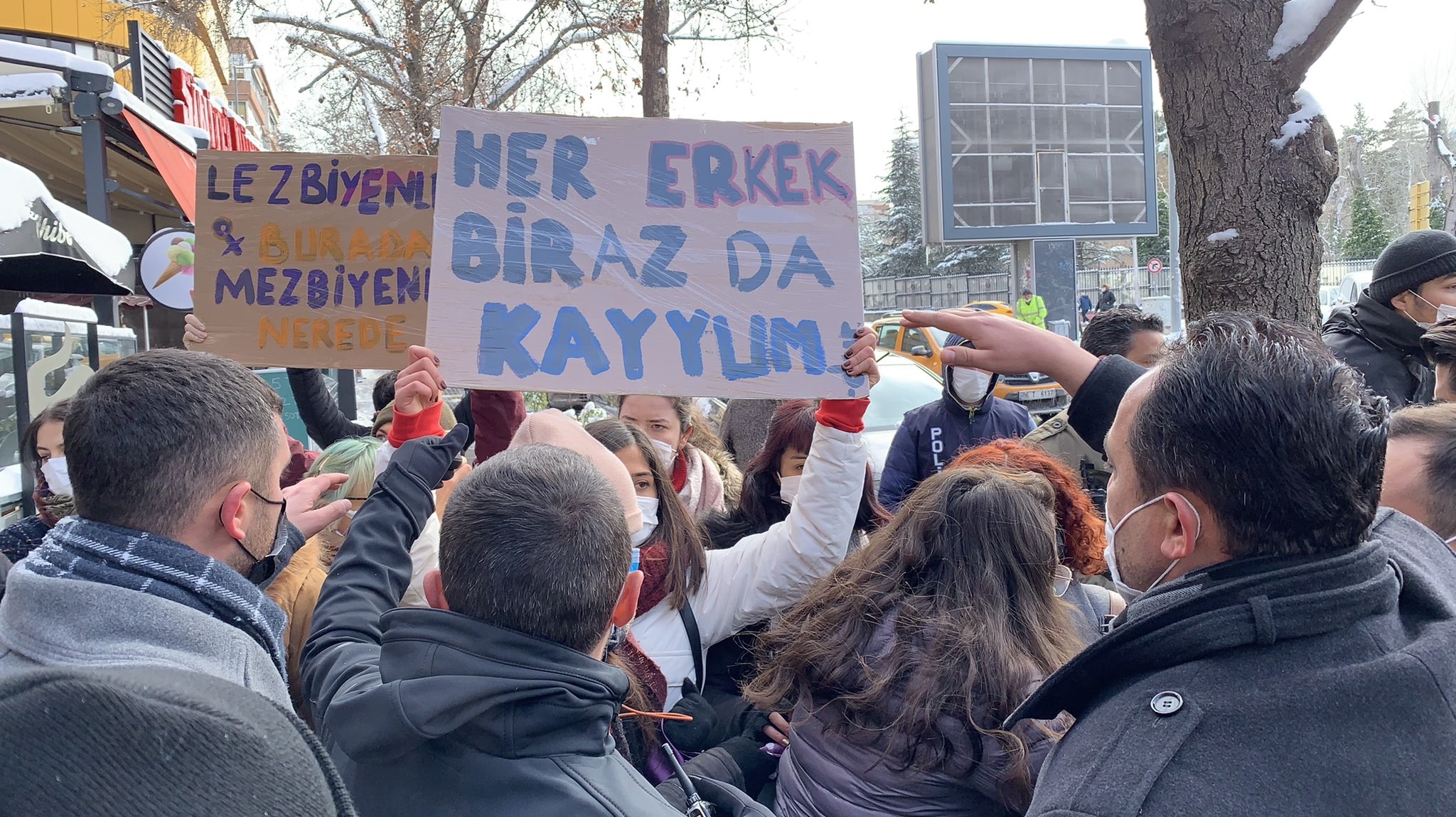Ankara’da hükümetin “kadın üniversiteleri” kurma planına karşı gerçekleştirilmek istenen eyleme polis saldırdı