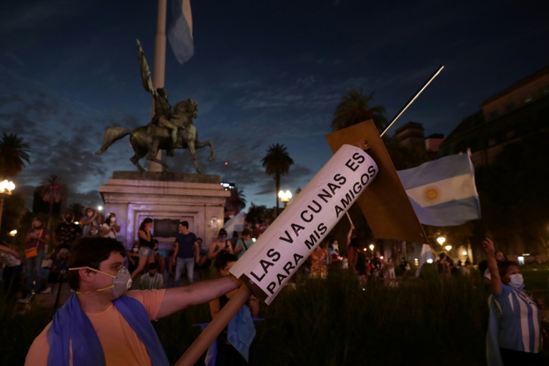Arjantin’de hükümete yakın kişilere aşı uygulamasında ayrıcalık yapıldığının ortaya çıkması sonrasında binlerce kişi sokağa çıktı