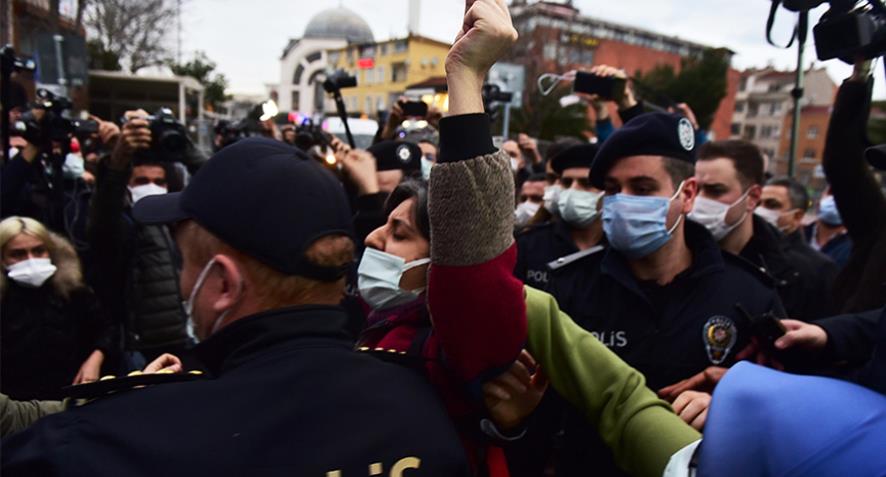 Boğaziçi Üniversitesi’nde saldırı ve direniş: 100’ü aşkın öğrenci gözaltına alındı, Melih Bulu polis eşliğinde rektörlükten kaçtı