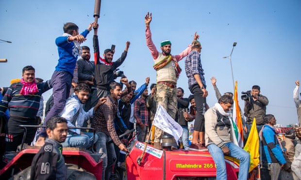 Çiftçiler yeni tarım yasalarına karşı Hindistan genelinde yolları trafiğe kapattı