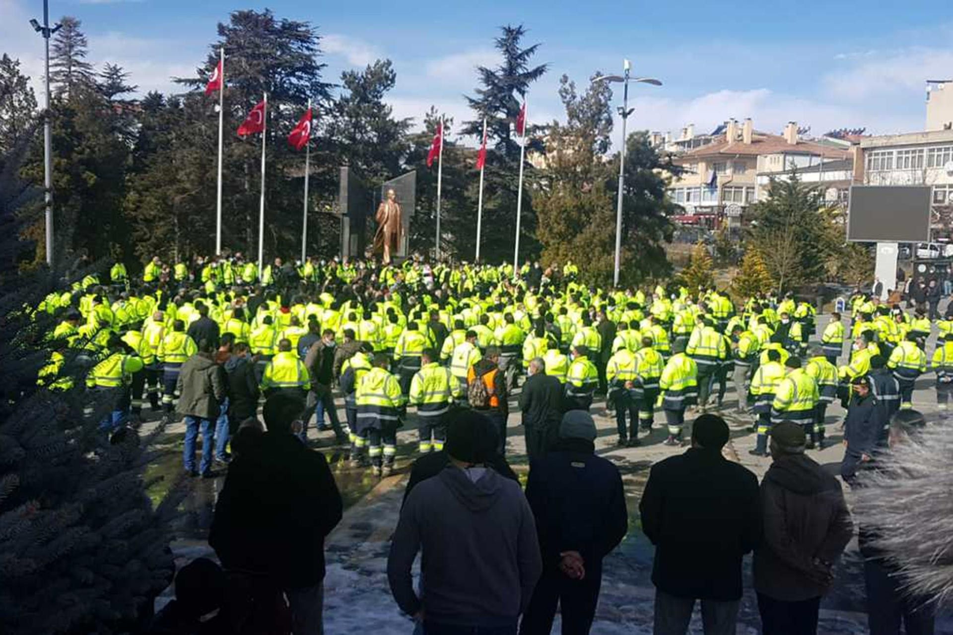 Kayseri’de maden işçileri sosyal haklarını alamadıkları ve ücretlerine 15 TL zam yapıldığı için grev yaptı