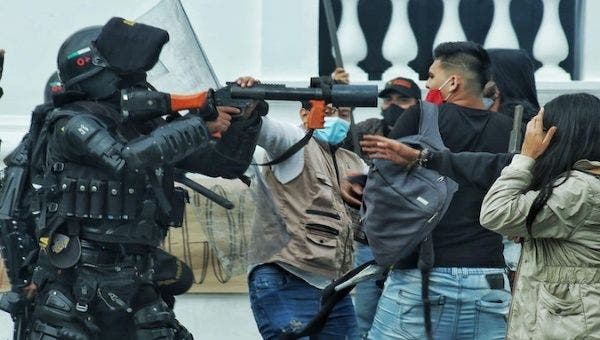 Kolombiya’da polis şiddetine karşı yüzlerce kişi sokağa çıktı: Eyleme yönelik polis saldırısında bir kişi gözünü kaybetti