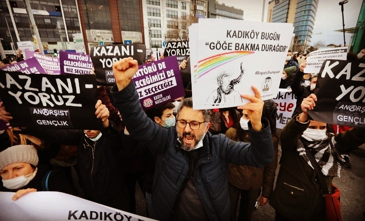 2 Şubat’ta Kadıköy’de gerçekleşen eyleme katıldığı için hakkında ev hapsi kararı verilen Koray Türkay: Elektronik Kelepçeyi Reddediyorum