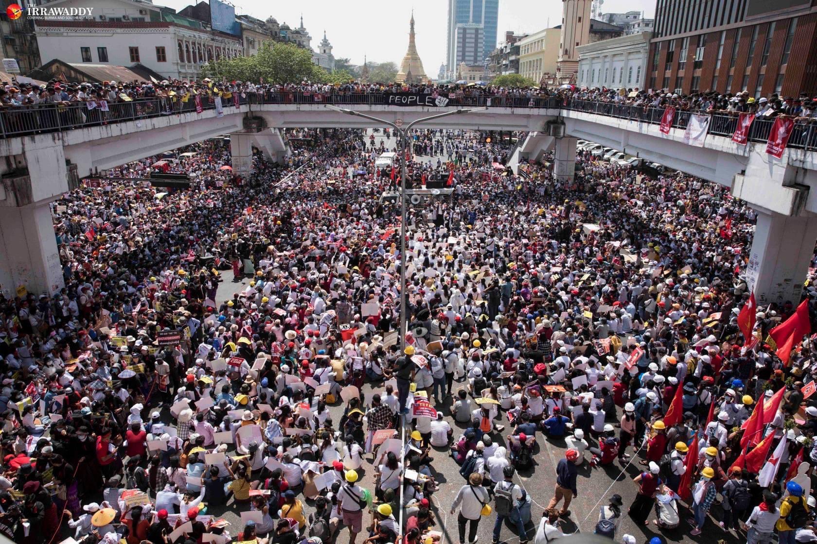 Myanmar’da darbeye karşı eylemler sürüyor: On binlerce kişi Yangon’da yolları bloke etti