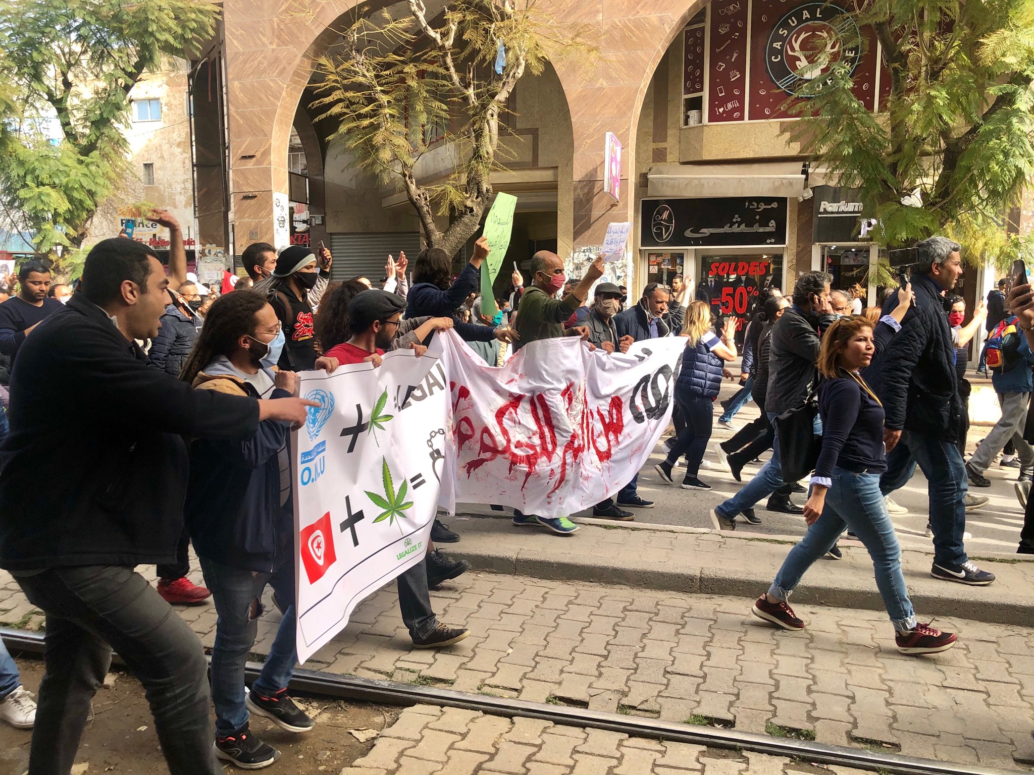 Tunus’ta Şükrü Beleyid suikastinin 8. yılında polis ablukasına rağmen binlerce kişi sokağa çıktı