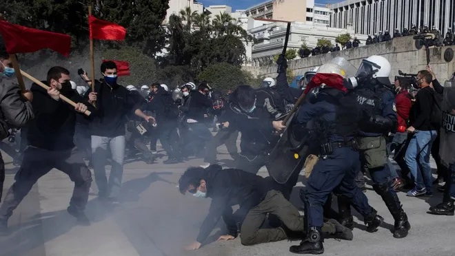 Yunanistan’da üniversitelere polis konuşlandırılmasını öngören tasarının parlamentoya geldiği gün binlerce kişi sokağa çıktı