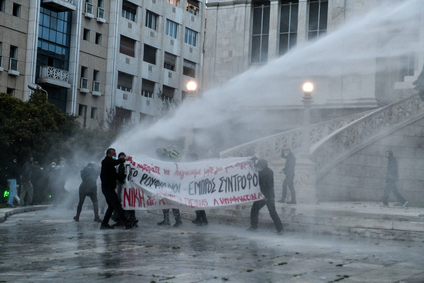 Yunanistan’da açlık grevindeki Dimitris Koufodinas’la dayanışma eylemleri polis saldırılarına rağmen devam ediyor