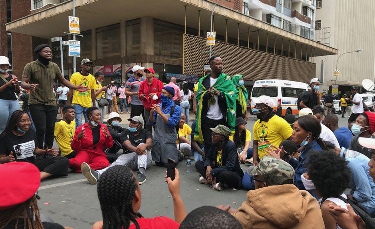 Güney Afrika’da öğrencilerin eylemine yönelik polis saldırısında bir kişi plastik mermi ile vurularak hayatını kaybetti