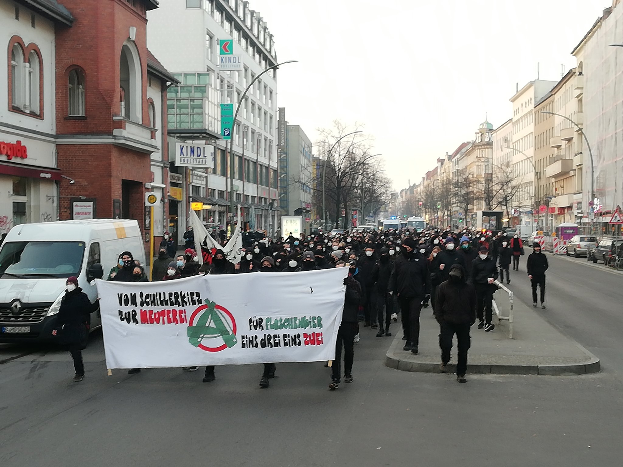 Berlin’de radikal politik grupların toplanma noktalarından biri olan ‘Meuterei’ barının tahliyesine karşı eylemde çatışma çıktı